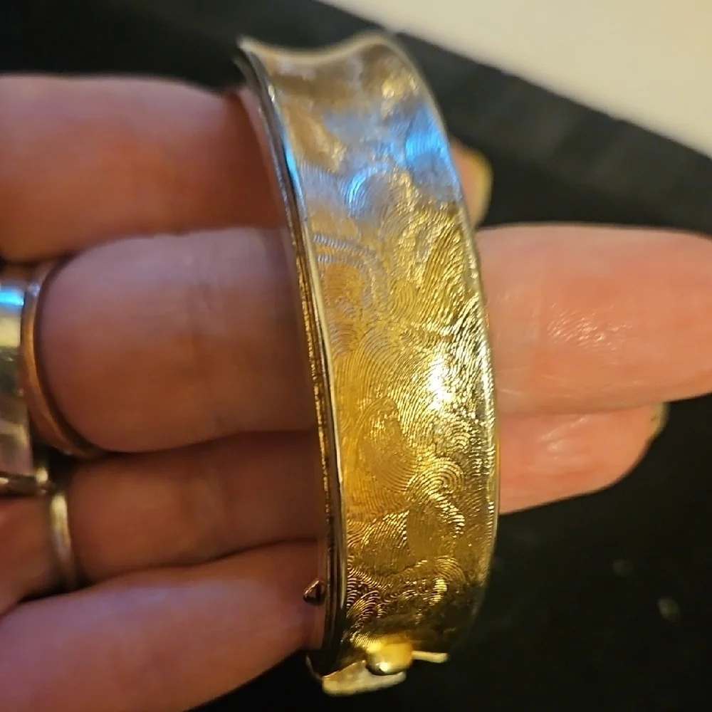 Gold tone vintage Art Deco Bracelet with detailed filigree adorned with stones - Picture 3 of 9